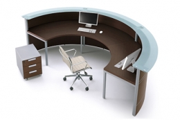 Banco reception con struttura metallica.